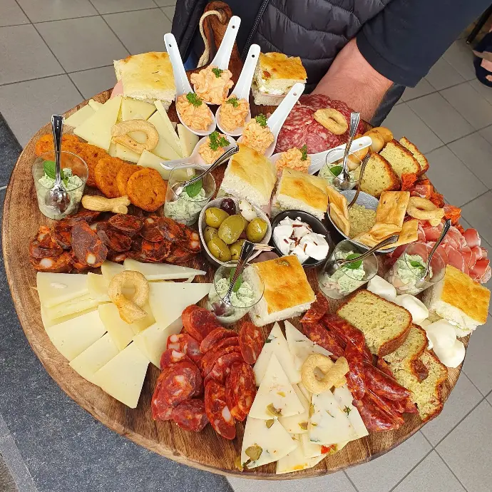 Planche apéritif avec charcuterie et fromages italiens