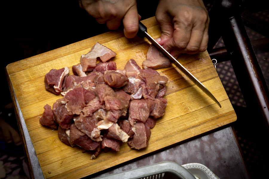 Morceaux de porc coupés au couteau sur une planche