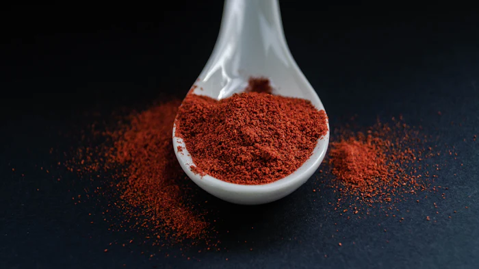 Piment rouge en poudre dans une cuillère