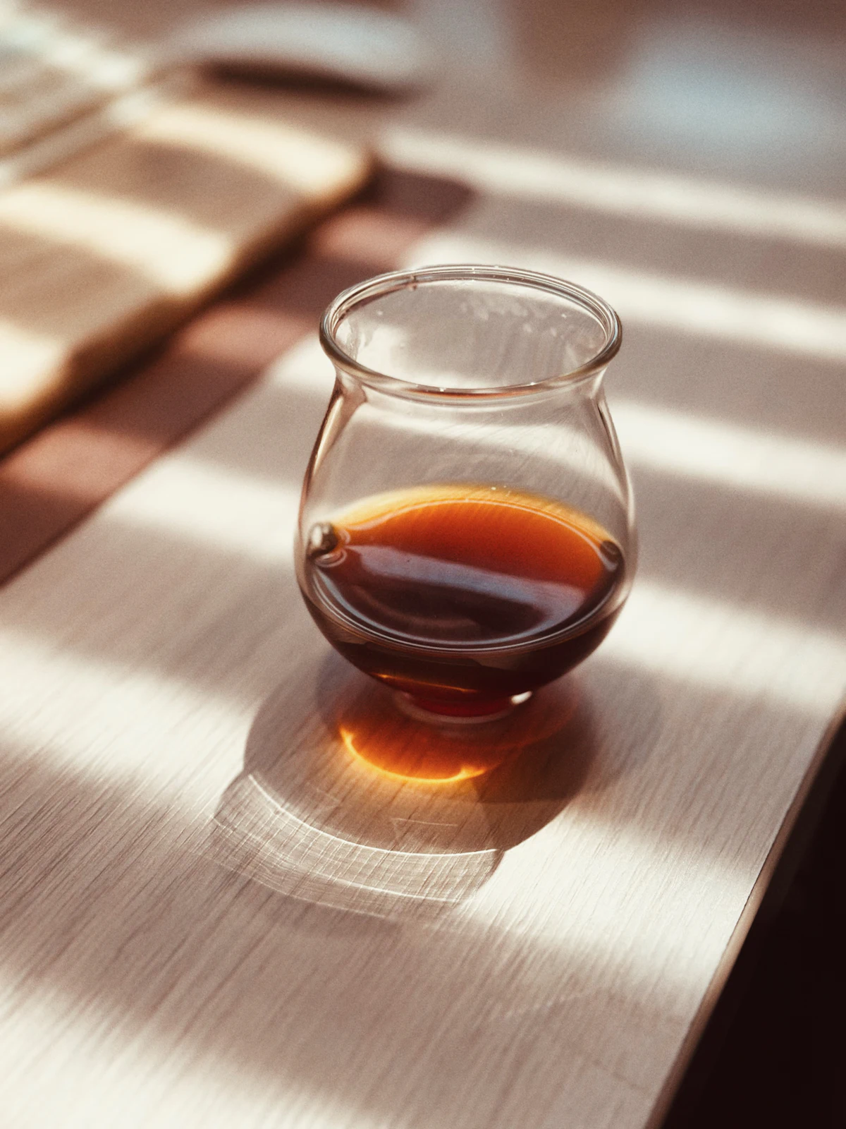 Petit verre de liqueur ambrée